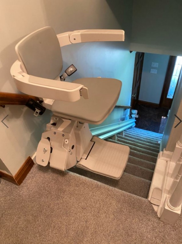 Bruno Elan stairlift at top of staircase in Indinapolis home