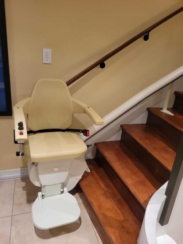 Handicare Freecurve stairlift in Philadelphia installed by Lifeway Mobility