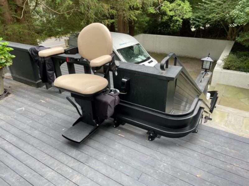 outdoor-custom-curved-stairlift-in-Wellesly-MA-with-90-degree-park-at-top-landing.JPG